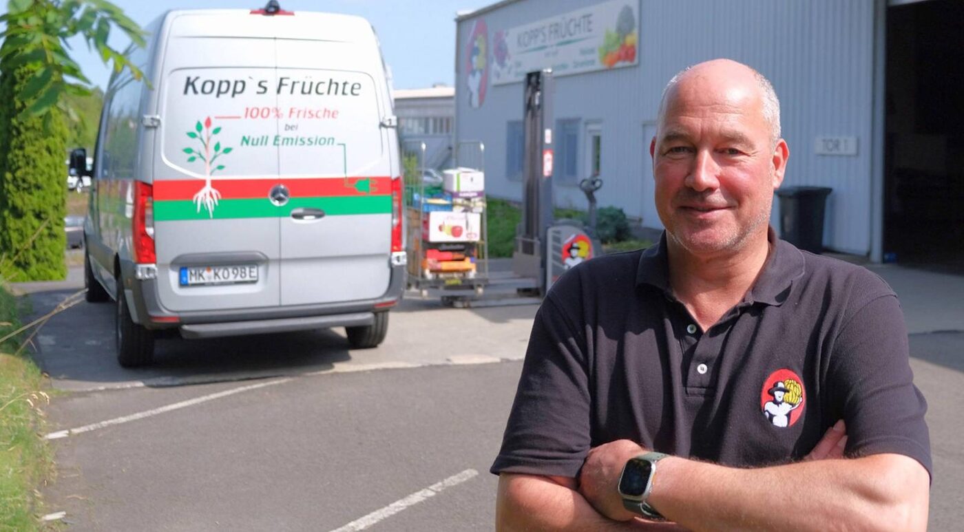 Arnd Kopp vor einem Lieferwagen von Kopp's Früchte