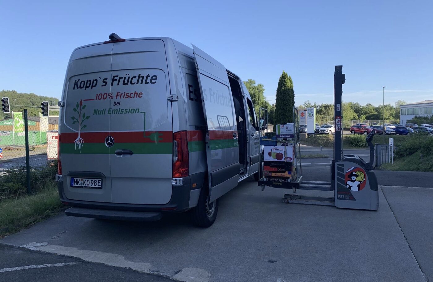 Elektrischer Sprinter von Kopp's Früchte wird beladen